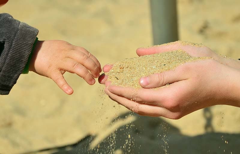 Personnes nettoyant une plage