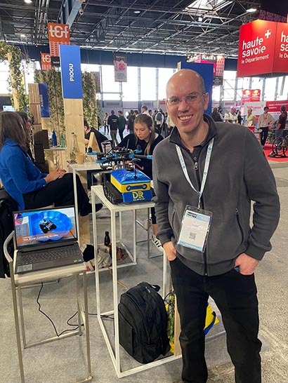 Michel Convers et le prototype de drone au salon